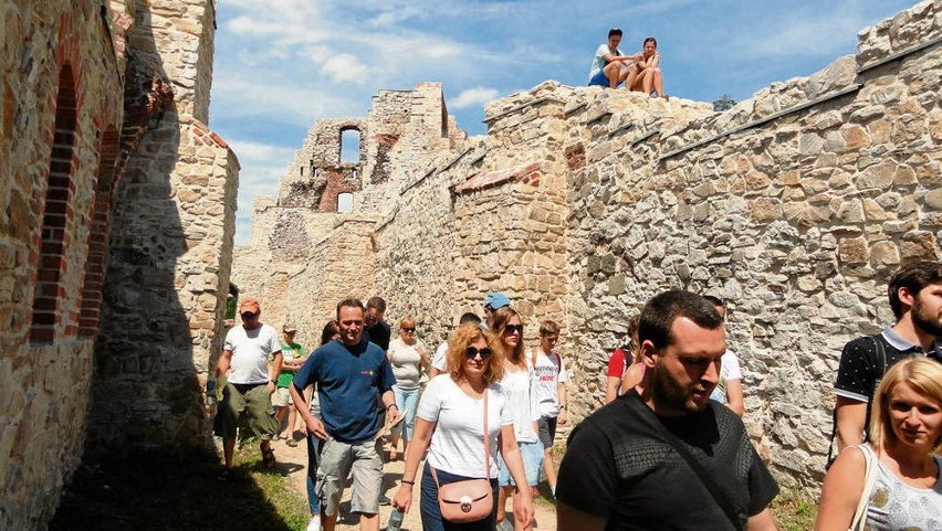 Trasa turystyczna po ruinach zamku zaczyna się w barbakanie...
