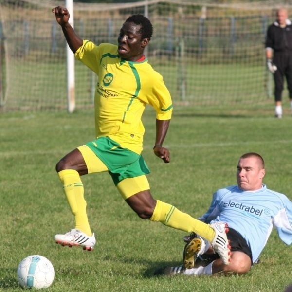 Grający w piłkarskim zespole tarnobrzeskiej Siarki Nigeryjczyk Ifenaji Nukwukwa przeżył w Jaśle bardzo niemiłe chwile.