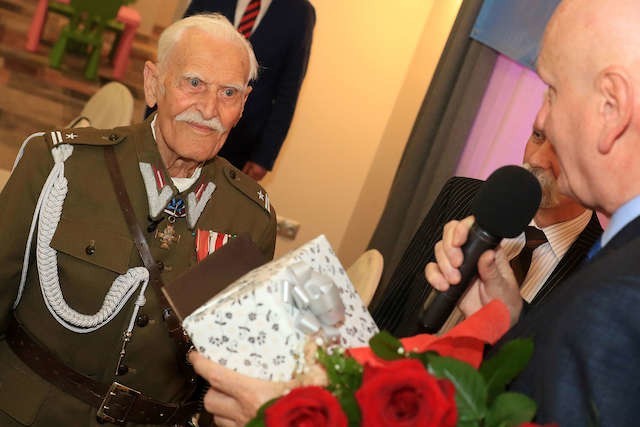 Major Franciszek Karpa świętował w poniedziałek swoje setne urodziny pełen werwy i z ułańską fantazją - oczywiście w ułańskim mundurze