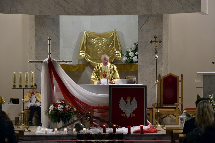 W Moszczenicy bardzo uroczyście świętowano rocznicę niepodległości. Mieszkańcy wspólnie odśpiewali hymn [ZDJĘCIA]