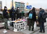 Akcja "Jedzenie zamiast Bomb". W Kielcach rozdawali posiłki potrzebującym [ZDJĘCIA, WIDEO]