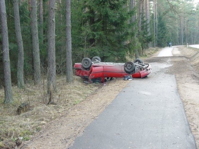 Zniszczony samochód lezal na ściezce rowerowej