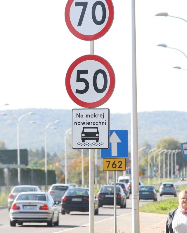 Na ulicy Krakowskiej w Kielcach   podniesiono dopuszczalną prędkość do 70 kilometrów na godzinę, ale tylko na suchej nawierzchni.