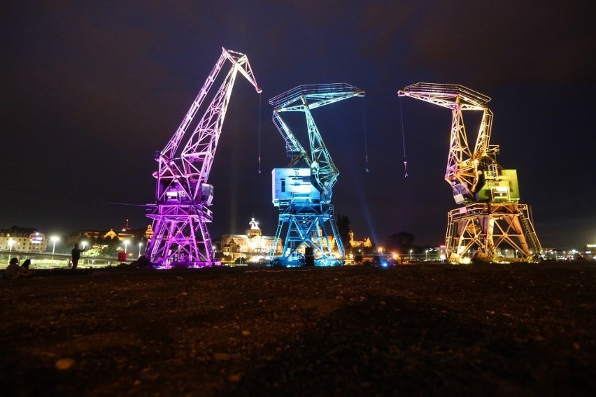 Widowiskowa iluminacja dźwigów na Łasztowni [zdjęcia]