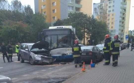 Zderzenie trolejbusu i samochodu osobowego w Gdyni przy ul. Warszawskiej