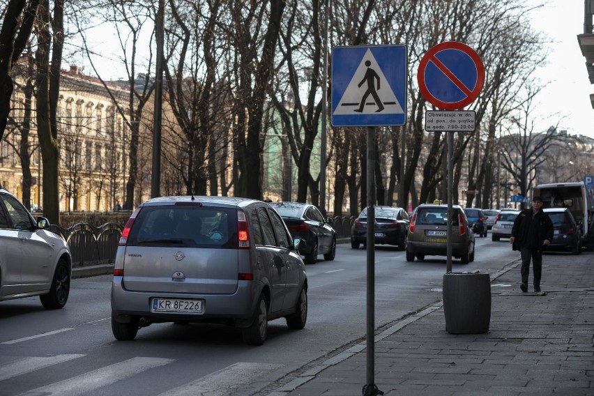 Kraków. Nowe zasady parkowania na ulicy Dietla. Tylko po jednym pasie dla samochodów w każdym kierunku