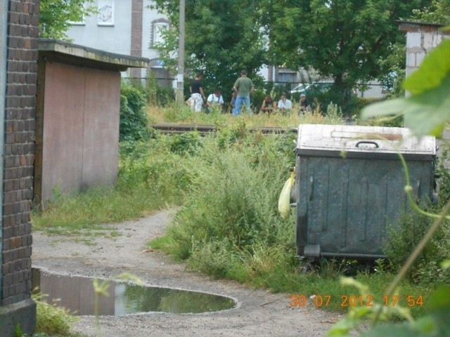 Mężczyźni piją w krzakach przy ul. Dworcowej lub przy sklepie "Krecik", który jest niedaleko.