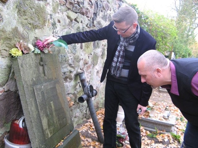 Daniel Szurka (z lewej) i Robert Tomczak znaleźli na słubickim cmentarzu wiele grobów, na których trudno już dziś nawet odczytać nazwiska zmarłych.