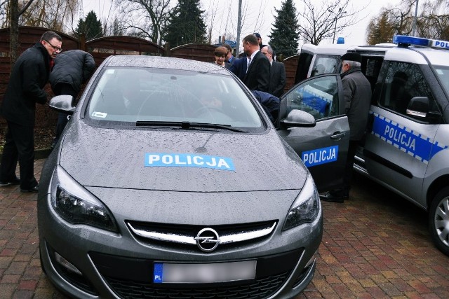 Na wyposażeniu policji w Kostrzynie są od niedawna oznakowany Opel Connect oraz nieoznakowany Opel Astra.