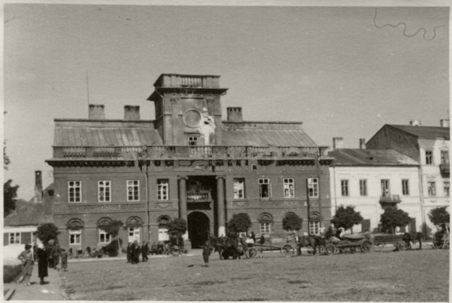 Łowicki ratusz po walkach nad Bzurą we wrześniu 1939 roku