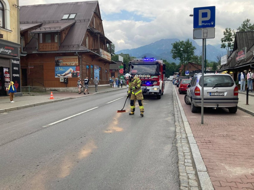 Zakopane. Komuś się nieźle ulało... Plama oleju samochodowego przez pół miasta 