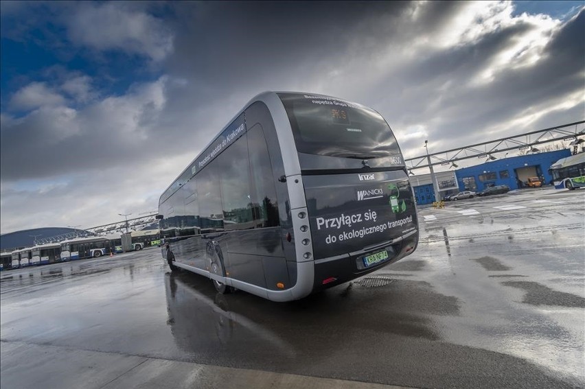 Takiego autobusu na krakowskich ulicach jeszcze nie było. Ruszyły testy [ZDJĘCIA]