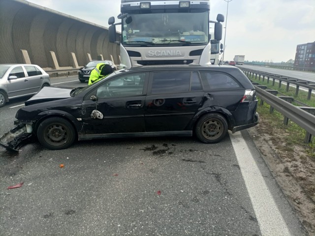 Kolejny wypadek na trasie S8. 21 kwietnia przed godziną 16:00 zderzyły się ciężarówka i auto osobowe.