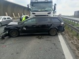 Poważny wypadek na autostradowej obwodnicy Wrocławia. Auta stoją w poprzek drogi i zajmują dwa pasy ruchu [ZDJĘCIA]