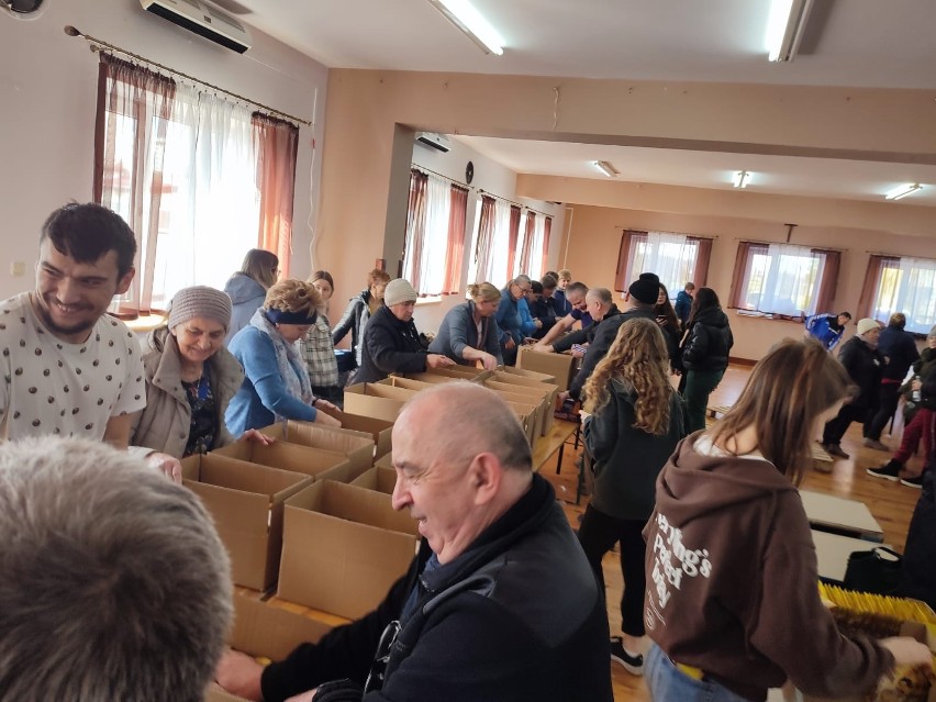 Rycerze Kolumba z Rembieszyc przekazali na rzecz Ukrainy ponad 1000 sztuk paczek z żywnością. Zobaczcie zdjęcia z akcji