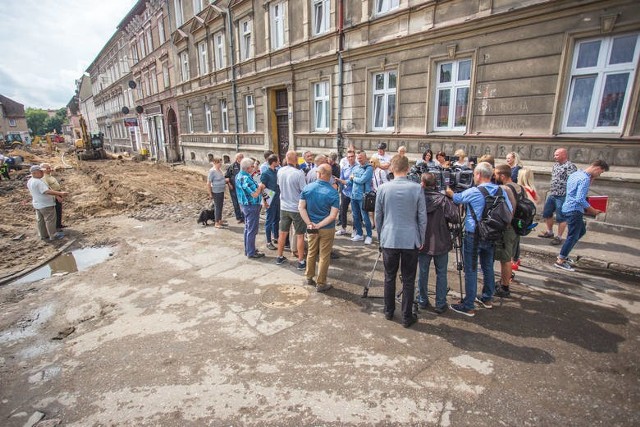 Rozpoczęły się prace przy rewitalizacji ul. Długiej. W ramach rewitalizacji przewidziano w sumie renowację 61 kamienic komunalnych, w tym 45, w których funkcjonują wspólnoty mieszkaniowe.