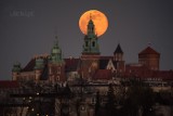 Wawel i Księżyc. Fenomenalne zdjęcie krakowskiego fotografa
