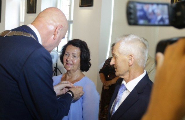 W piątek (01.07) 9 par odebrało od prezydenta Torunia Michała Zaleskiego Medale za Długoletnie Pożycie Małżeńskie. Odznaczenia zostały wręczone podczas uroczystości w Ratuszu Staromiejskim. >>>>>