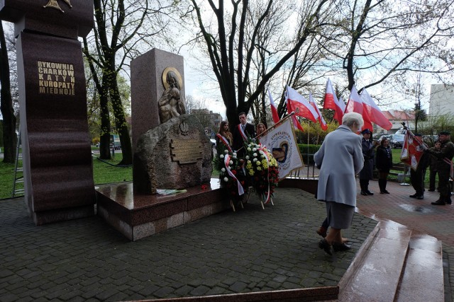 W podstawie odsłoniętego w czwartek Krzyża Katyńskiego umieszczono kapsułę z listem oraz z ziemią z cmentarzy, na których spoczywają ofiary zbrodni.