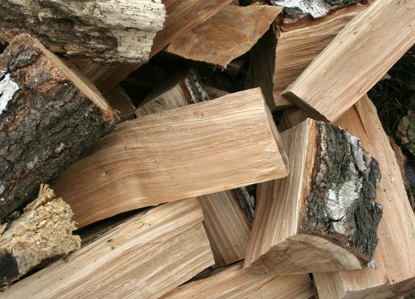 Rozpoczął się sezon grzewczy. Gdzie kupisz węgiel lub drewno w powiecie lubelskim? Zobacz listę składów opału