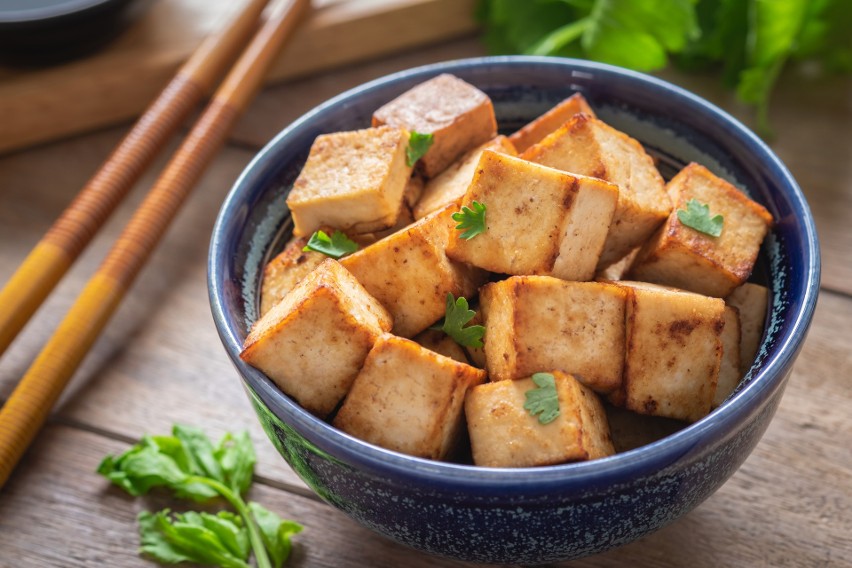 Tofu to nic innego jak sojowy ser, uwielbiany zwłaszcza...