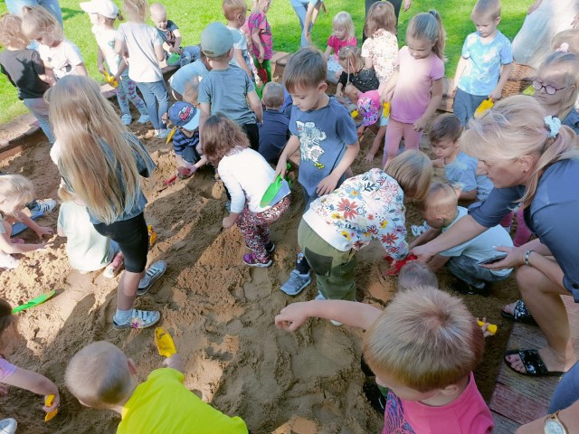 W Publicznym Przedszkolu nr 10 w Radomsku odbył się Dzień Pieczonego Ziemniaka. "Wykopki" w piaskownicy