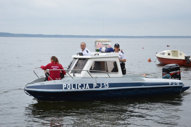 Policjanci z ogniwa wodnego zostaną w Turawie do połowy września, a jeśli pogoda będzie sprzyjać - nawet dłużej.