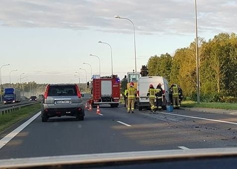 Jurowce. Bus wjechał w koparkę. Utrudnienia na drodze krajowej nr 8 w kierunku Białegostoku [ZDJĘCIA]