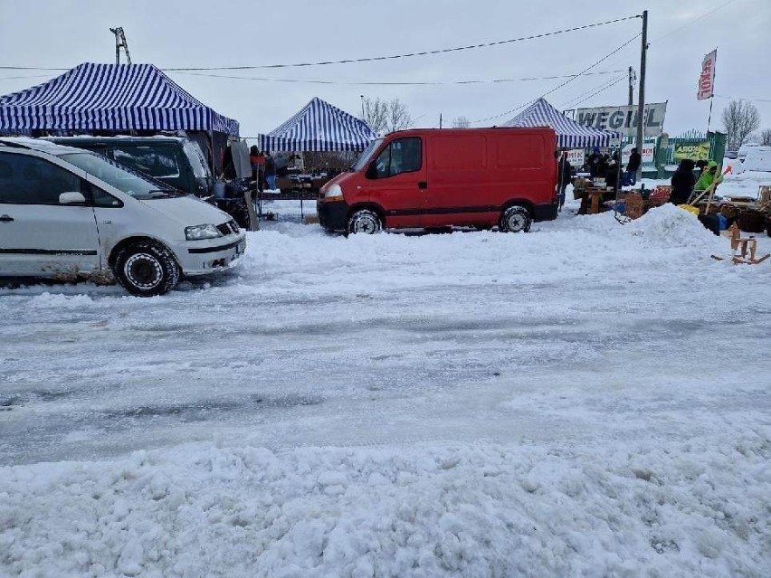 Kupcy z targowiska w Klimontowie narzekają na trudne warunki do handlu. Zasypane stanowiska i drogi dojazdowe. Zobacz zdjęcia