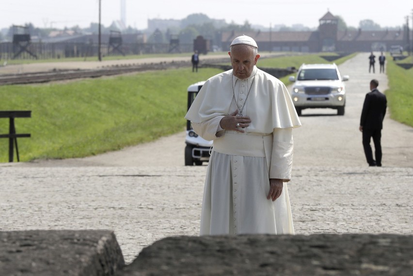 Papież Franciszek w byłym niemieckim obozie Auschwitz...