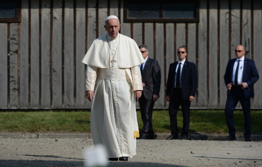 Papież Franciszek w byłym niemieckim obozie Auschwitz...