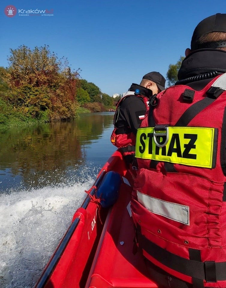 Kraków. Strażacy przeczesywali Wisłę i brzeg rzeki w rejonie stopnia Dąbie. Wciąż nie odnaleziono Jakuba Bocheńskiego