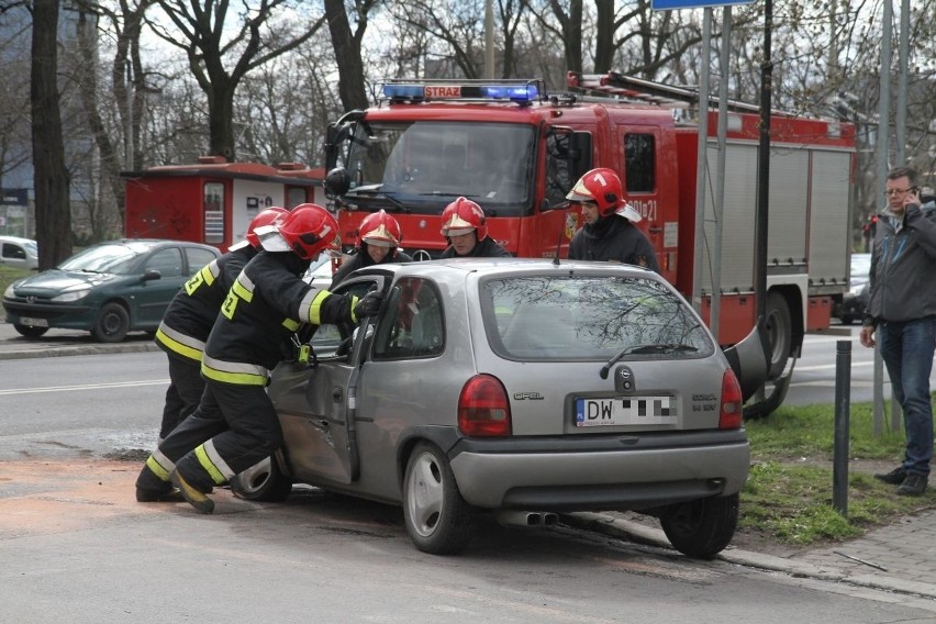 Wrocław: Poważny wypadek obok TGG. Są ranni [ZDJĘCIA]