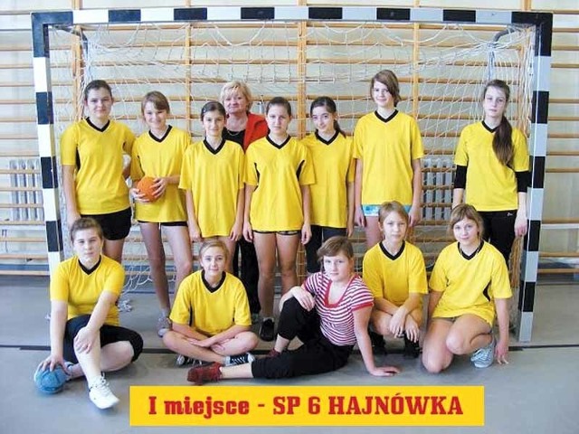 Piłkarki ręczne z SP nr 6 w Hajnówce wygrały kategorię dziewcząt i awansowały do półfinału rozgrywek szkół podstawowych