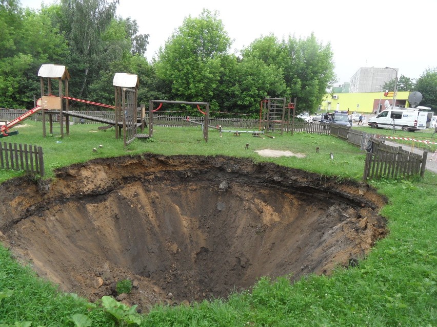 Dziura w Sosnowcu na placu zabaw to biedaszyb albo szyb kopalni Niwka-Modrzejów