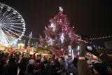 Jarmark Bożonarodzeniowy w Katowicach – na choince rozbłysły światełka. Na Rynku czuć świąteczną atmosferę