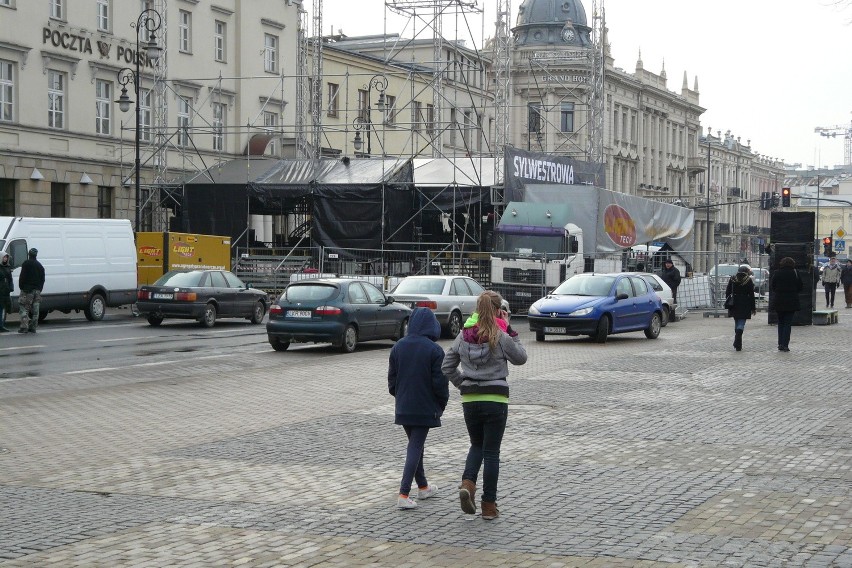 Zamknięte Krakowskie Przedmieście: Objazdy dla autobusów, trwa budowa sceny (FOTO)