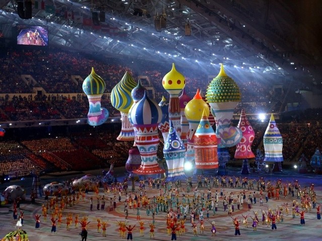 Fragment otwarcia igrzysk na Stadionie Olimpijskim Fiszt. Nazwa stadionu pochodzi od kaukaskiej góry Fiszt. Obiekt na 40 000 miejsc kosztował 603,5 miliona dolarów. Będzie jedną z aren piłkarskich mistrzostw świata, które w 2018 roku odbędą się w Rosji.