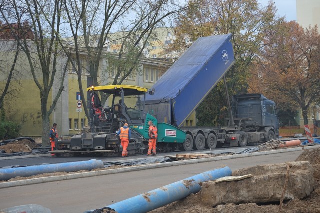 Z powodu kładzenia kolejnej warstwy asfaltu na ulicy Legionowej dojazd do posesji na odcinku od Cieszyńskiej do Skłodowskiej może być niemożliwy. Prace w piątek mają odbyć się między godz. 5 a godz. 20.