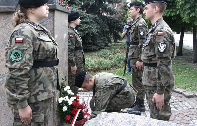 121. rocznicę urodzin rotmistrza Witolda Pileckiego uhonorowano dziś (13 maja) w Grudziądzu. Pod poświęconym mu obeliskiem na skwerze Żołnierzy Wyklętych złożono kwiaty i zapalono znicze.