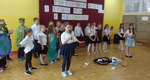 Dzieci ze Szkoły Podstawowej numer 27 imienia Krzysztofa Kamila Baczyńskiego w Kielcach przygotowały bardzo ciekawy apel pod tytułem "Bądź życzliwy dla przyrody - spotkanie z ekologią".