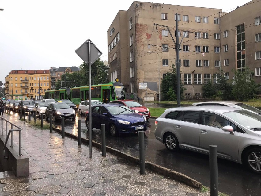 Poznań sparaliżowany przez ulewę. Stoją samochody, tramwaje...