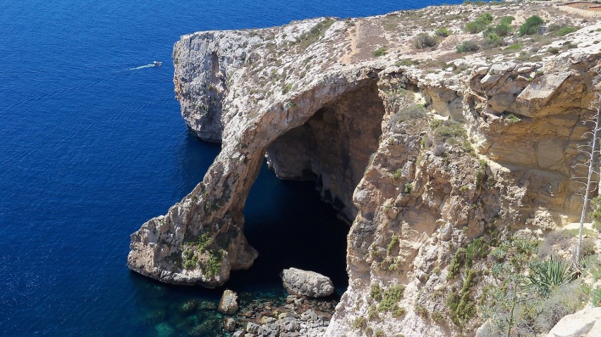 30 minut jazdy od Wied iz-Zurrieq w nadmorskim klifie skrywa...