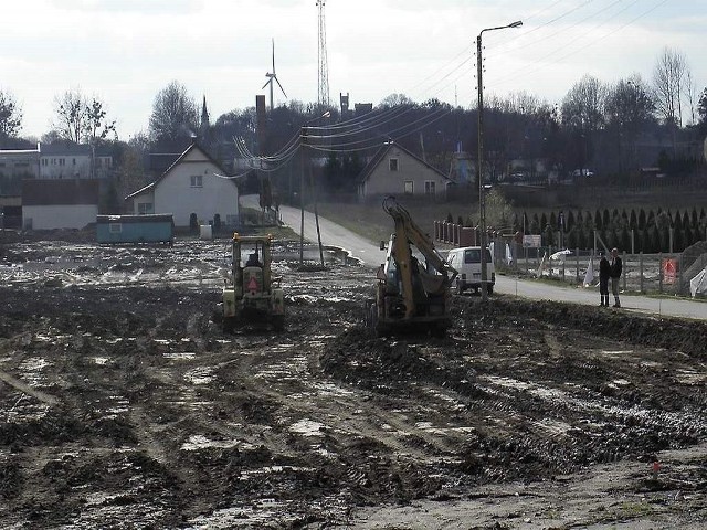 Do końca czerwca br. na tym placu powstanie nowoczesne targowisko z miejscami dla ponad 100 sprzedawców.