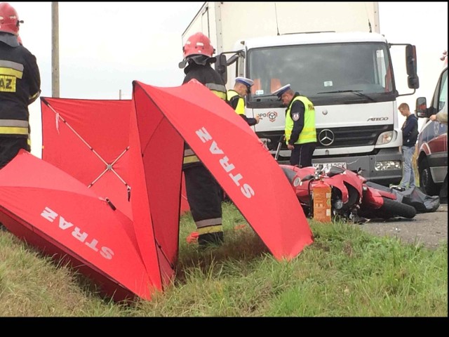 Motocyklista zderzył się czołowo z jadącym samochodem ciężarowym.