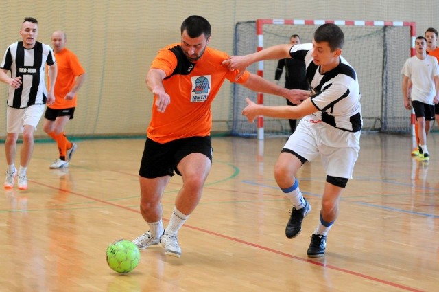 Fragment meczu drugiej kolejki Opatowskiej Ligi Futsalu pomiędzy drużynami ZUH Metal Kurów i Eko Max Drewno Opałowe Kornacice.