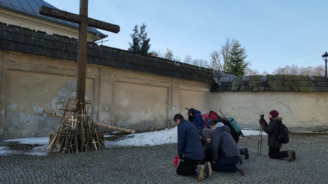 EDK pokonuje się nocą, a do  celu dociera nad ranem lub później