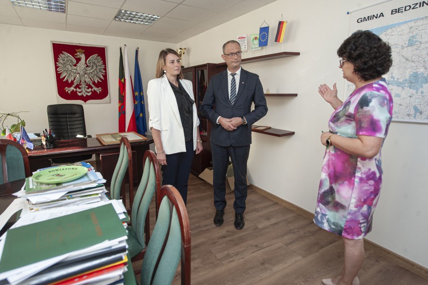 Komisarz Sylwia Halama weszła do Urzędu Gminy w Będzinie [ZDJĘCIA]
