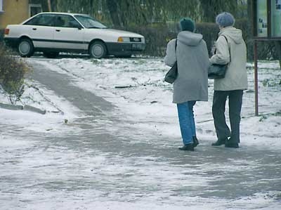 W listopadzie było kilka takich dni, kiedy przechodnie musieli poruszać się bardzo ostrożnie po chodnikach w centrum Ostrowi