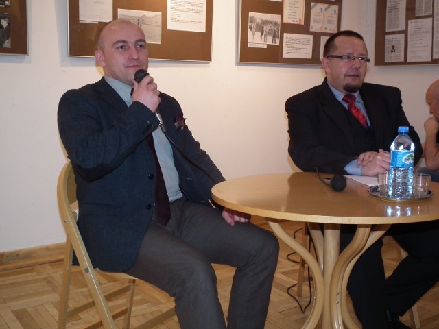 Z Markiem Jedynakiem (z lewej), autorem książki rozmawiał Sebastian Piątkowski.